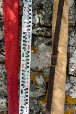 Alüminyum teleskopik cetvel ölçeği, arkeolojik alanın ölçümü için çubuk düzleştiriliyor