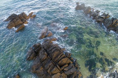 Bir kayalık Beach havadan görünümü