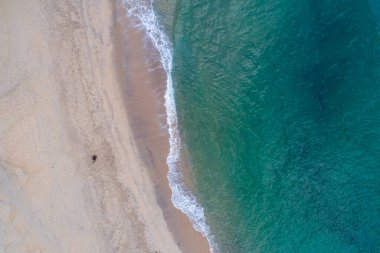 Kumsalın ve dalgalı okyanusun havadan görünüşü