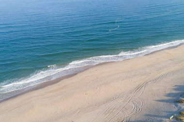 Güneşin doğuşuyla sahilin insansız hava görüntüsü