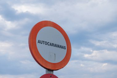 Otopark tabelası yok. Karavan İspanyolca yazılmış.