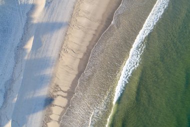 Güneşin doğuşundaki kumsalın havadan görünüşü