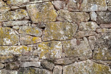 Eski bir evin granit taş duvarının ayrıntıları
