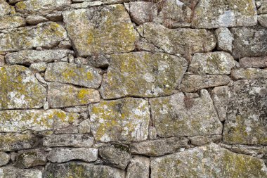 Eski bir evin granit taş duvarının ayrıntıları