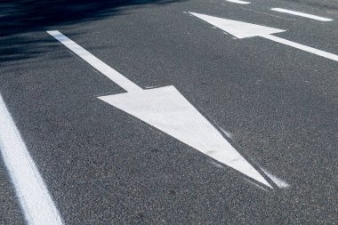 Bir yolda yeni boyanmış oklar, trafik işareti