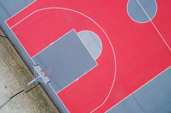 Kırmızı ve gri basketbol sahasının insansız hava aracı görüntüsü