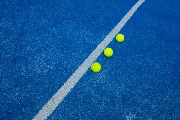Três Bolas Tênis Remo Campo Grama Artificial Azul Perto Linha Fotos De Bancos De Imagens