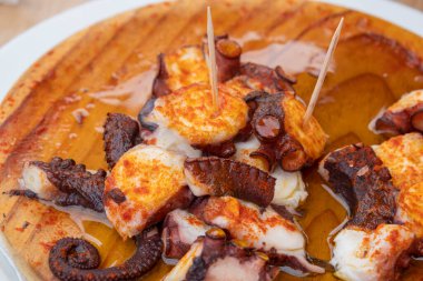 Pulpo bir feira, ahtapot pişirmek için tipik Galiçya tarifi..