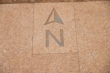 Granit bir levhaya kuzeye oyulmuş.