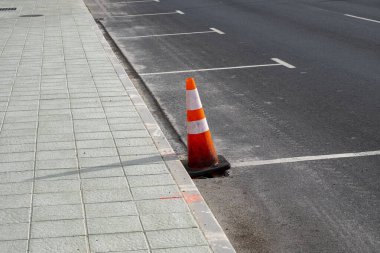 İnşaat halindeki bir yolda turuncu koni
