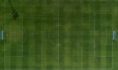 Zenital hava görüntüsü doğal çimen futbol sahası