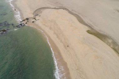 Zenital hava aracı güneş doğarken sahile bakıyor.