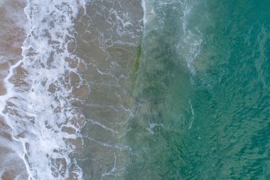 Sahil kenarındaki deniz manzarası.