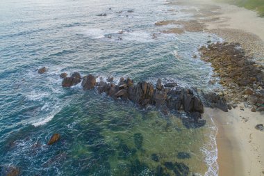Deniz kıyısındaki kayaların havadan görünüşü