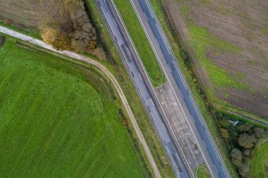 Bir otoyolun insansız hava aracı fotoğrafı