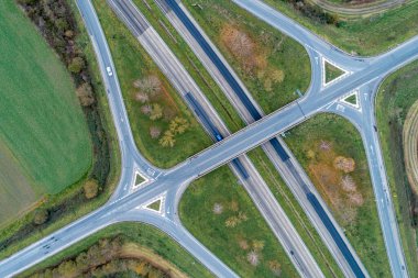Bir otoyolun hava aracı görüntüsü ve bir üst geçitle erişimleri