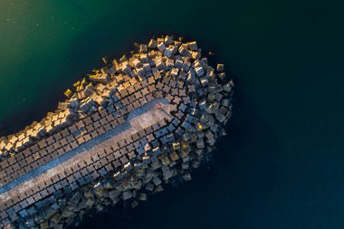 Şafakta Malecon 'daki dalgakıranın drone hava görüntüsü.