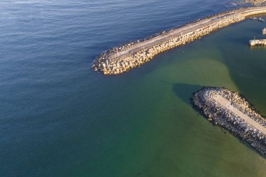 Bir iskele dalgakıranının insansız hava görüntüsü