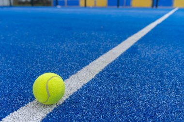 Seçici odaklanma, mavi raket tenis topu çizgisinde bir top.