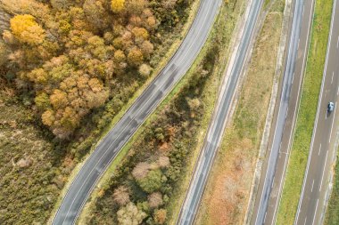 Üç paralel yolun havadan görünüşü, kara ulaşımı kavramı