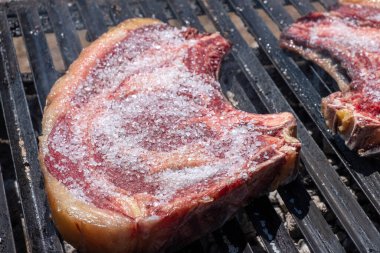 Seçici odaklanma, közlü ızgarada çiğ biftek.