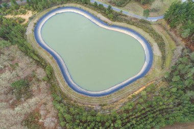 Dağlardaki su deposunun havadan görünüşü