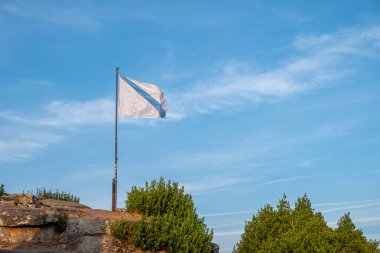 Rüzgarda dalgalanan Galiçya bayrağının görüntüsü