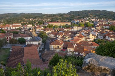 Ortaçağ Allariz köyünün genel manastırı ve evleri. Galiçya. İspanya.