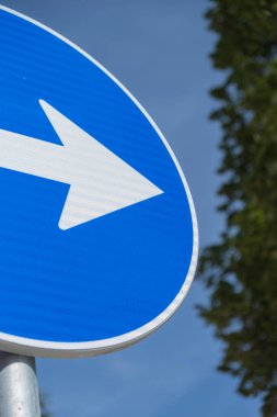 Zorunlu yön işaretini gösteren trafik sinyali
