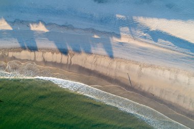 Güneşin doğuşuyla sahilin hava aracı görüntüsü