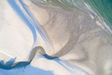 Güneş doğarken sahil manzarası, yaz konsepti.