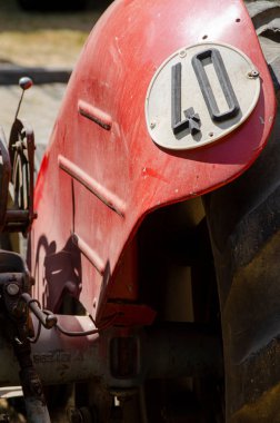 Antika bir traktörde hız sınırı tabelası