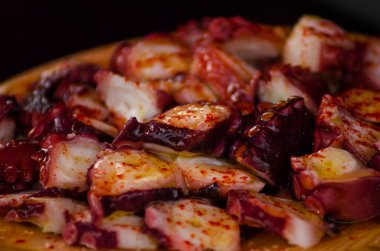 seçici odaklanma, Galiçya usulü pişirilmiş ahtapot parçasının ayrıntıları, pulpo a feira