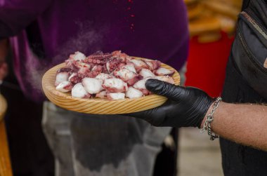 Galiçya usulü pişirilmiş ahtapotun lezzetli bir porsiyonu, pulpo a feira