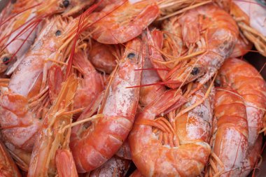 Seçici odaklanma, Karides arkaplan dokusu. Bir sürü karides. Pişmiş karides..