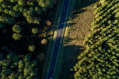 Zenital hava aracı günbatımında bir yola bakıyor.
