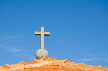 Portekiz 'de bir kilisenin çatısında taş haç..