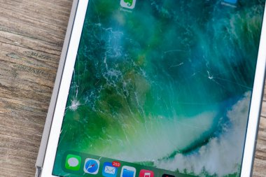 Madrid, İspanya. 03-07-2023: Kırık ekranlı Ipad mini