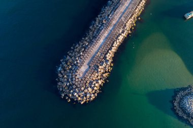 Kuzey Portekiz 'de yaz mevsiminde bir liman bariyerinin zenital hava aracı görüntüsü