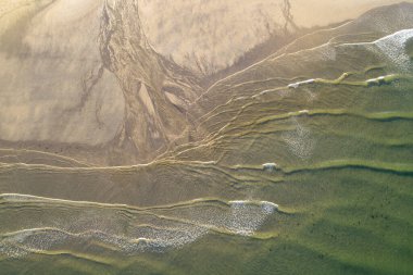 Güneşin doğuşuyla sahilin insansız hava görüntüsü