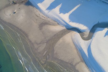 İnsansız hava aracı görüntüsü, Portekiz 'in kuzeyinde beyaz kumlu bir sahil manzarası.