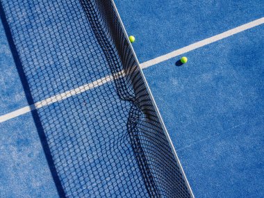 Bir raket tenis kortunun zenital hava aracı görüntüsü