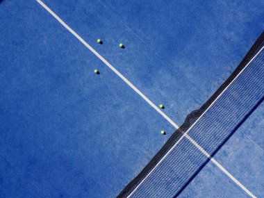 Bir raket tenis kortunun zenital hava görüntüsü