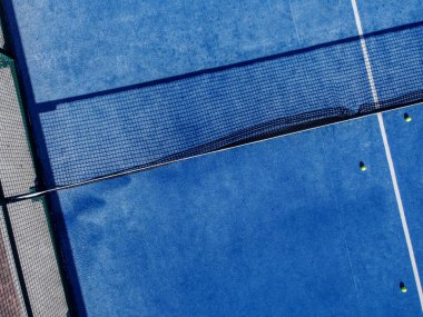 mavi raket tenis kortunda toplar, İHA ile hava manzarası