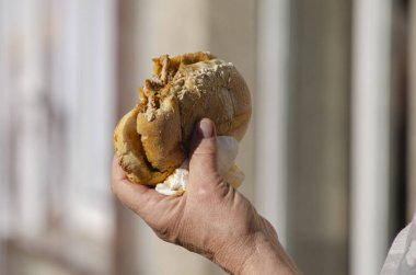 Portekiz 'de bifana denilen tipik domuz etli sandviç.