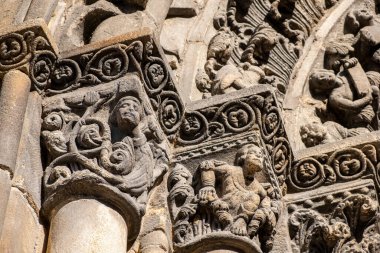 Katedral girişinin arşivlerindeki heykellerin ayrıntıları