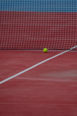 Seçici odaklanma, tenis kortunda iki top. Spor sahaları