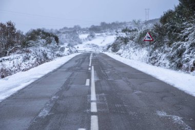 Karlı bir günde dağ yolu, kış ulaşımı konsepti