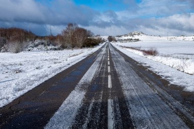 Karlı kış gününde kır yolu, kış konsepti
