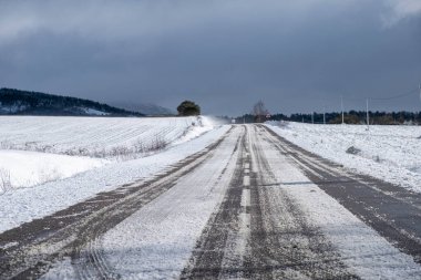 Dağlarda yol karla kaplı, kış konsepti
